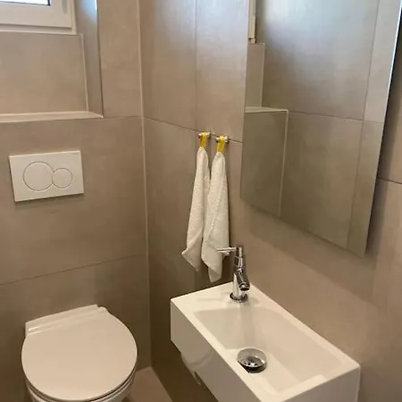 Edles In Mit Balkon Und Freisitz, Pkw-stellplatz Hanau