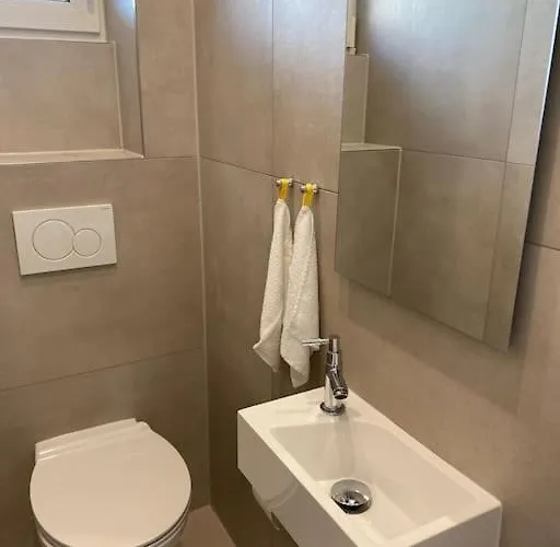 Edles In Mit Balkon Und Freisitz, Pkw-stellplatz Hanau